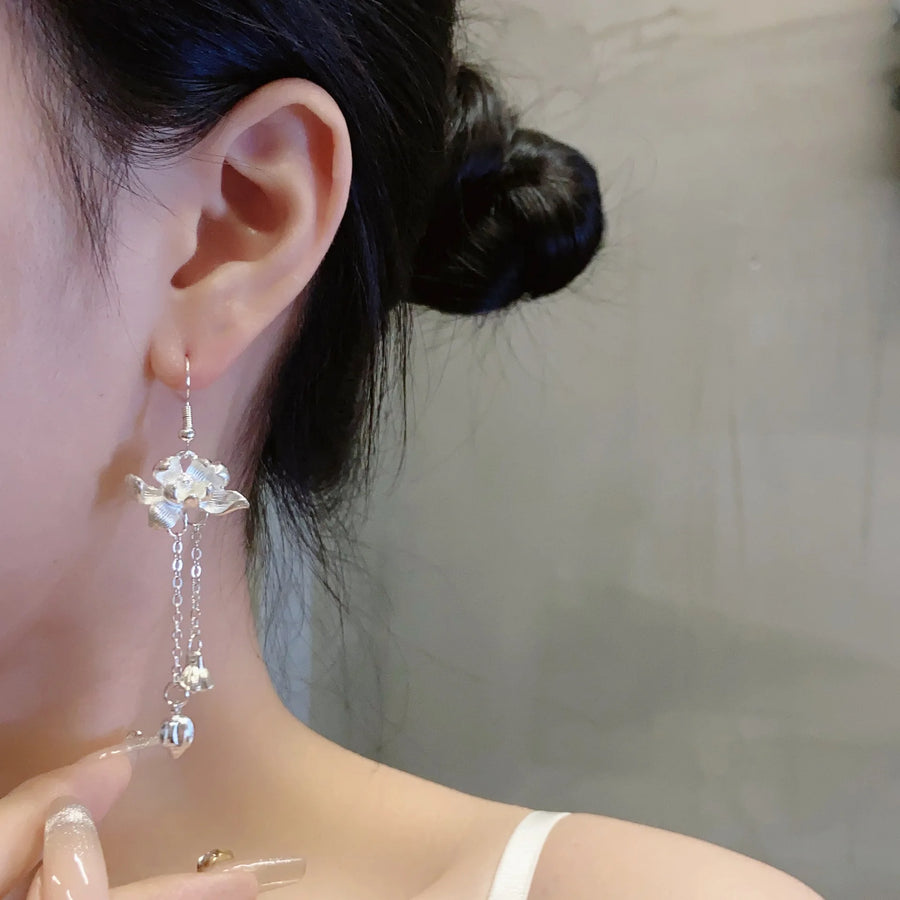 Stylish Hanfu Lotus Flower &amp; Seedpod Stud Earrings for women. Minimalist design, perfect for summer fashion!